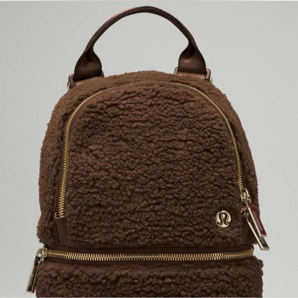 Lululemon City adventurer backpack mini 3L fleece 
Brown earth/gold